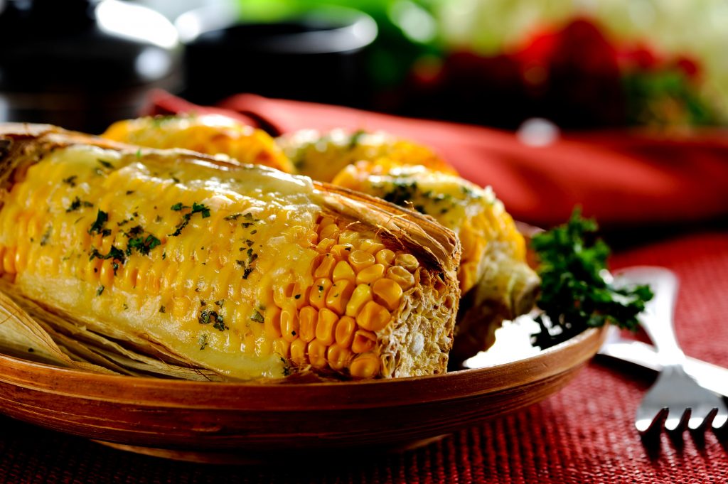 Choclos cocinados con Salsa de Queso Chéddar